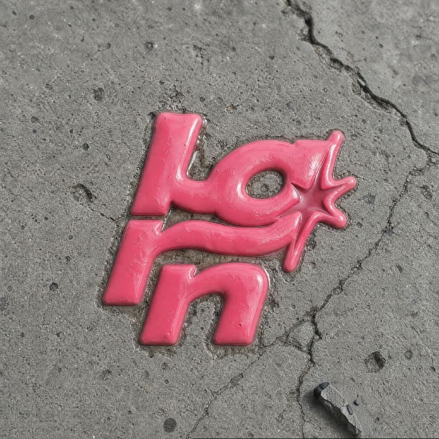 Logotipo de una marca de streetwear en relieve rosa sobre cemento, pieza de dirección creativa
